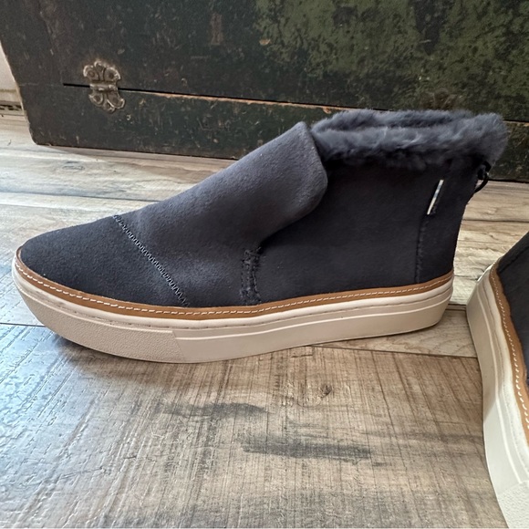 Tom’s NWOB Paxton Slip On Faux Fur Zippered Back size 7 Charcoal Gray Suede - Picture 9 of 12
